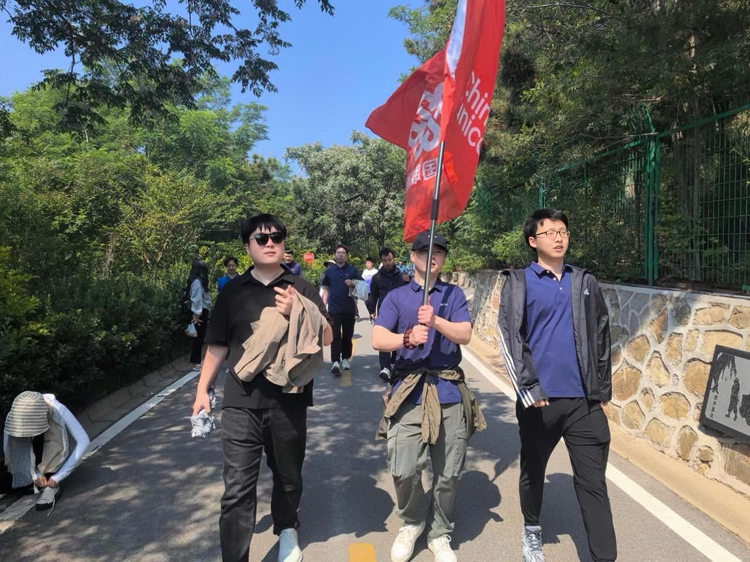 烟台联通参加“仙境海岸 好运烟台”山海健步走 展企业活力与健康风采(图2)