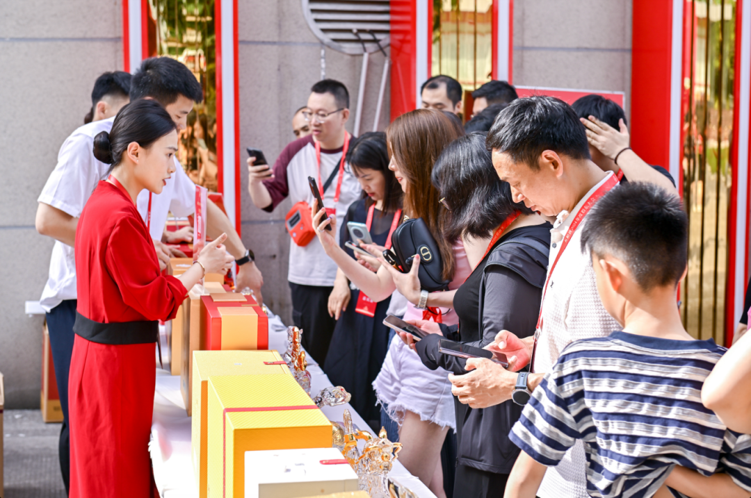 直击五粮液股东大会：发力“五个一流”、五大路径实现增量、成立年轻化专班……五粮液下半年营销策略全面曝光！(图8)