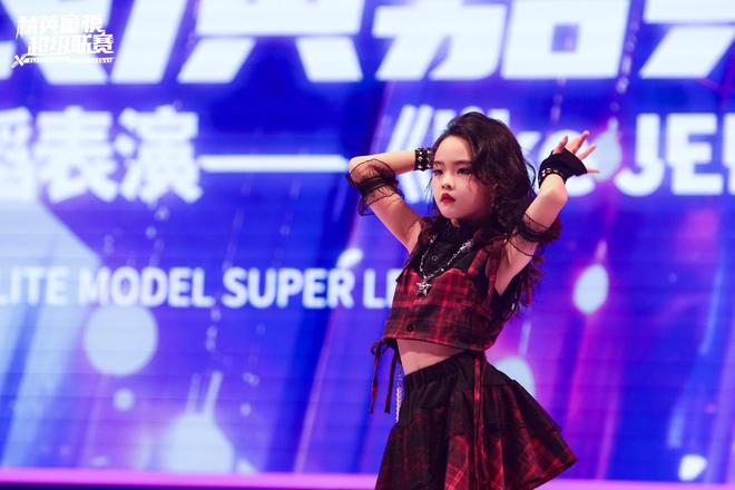 2025精英童模超级联赛表演嘉宾朴智秀 荣获礼服赛冠军(图7)