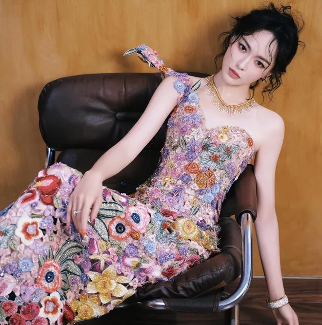 W盛典女明星杀疯了！热巴杨幂比拼顶奢高定刘诗诗资源不如唐嫣(图11)