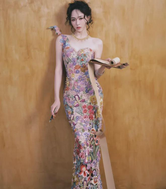 W盛典女明星杀疯了！热巴杨幂比拼顶奢高定刘诗诗资源不如唐嫣(图13)