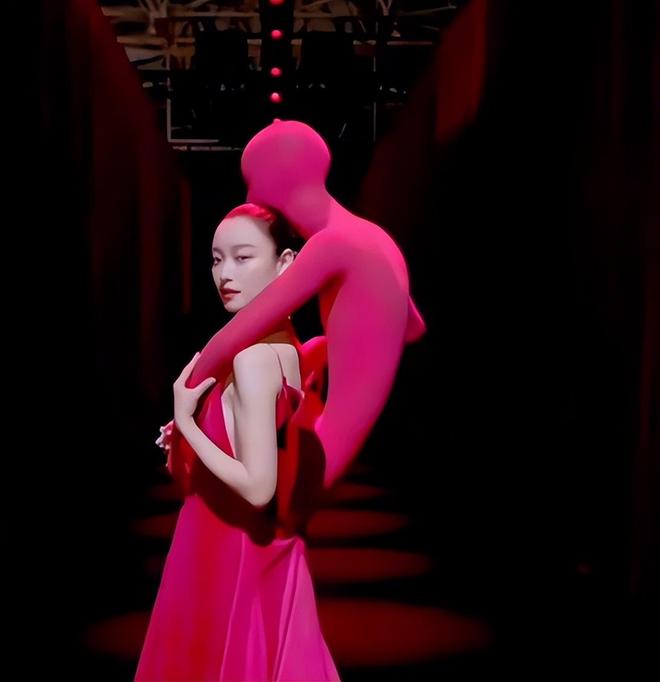 W盛典女明星杀疯了！热巴杨幂比拼顶奢高定刘诗诗资源不如唐嫣(图9)