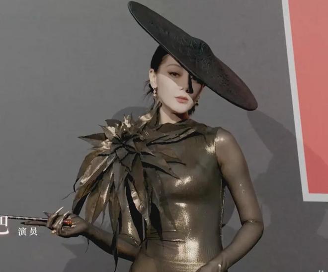 W盛典女明星杀疯了！热巴杨幂比拼顶奢高定刘诗诗资源不如唐嫣(图6)