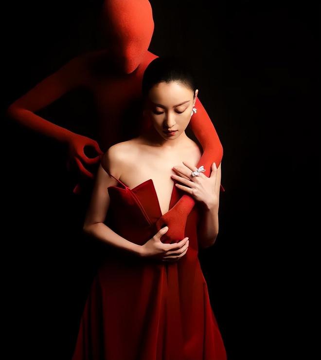 W盛典女明星杀疯了！热巴杨幂比拼顶奢高定刘诗诗资源不如唐嫣(图8)