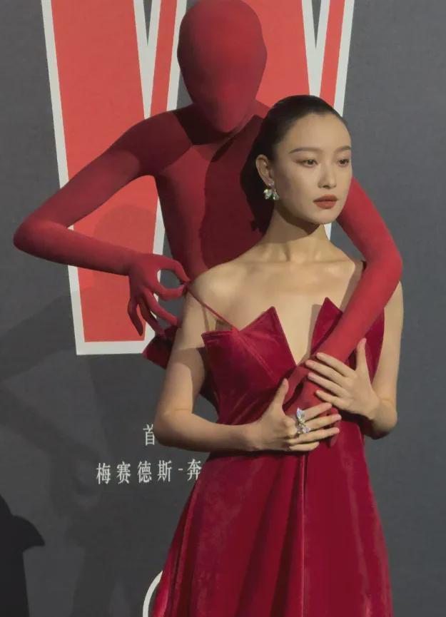 W盛典女明星杀疯了！热巴杨幂比拼顶奢高定刘诗诗资源不如唐嫣(图7)