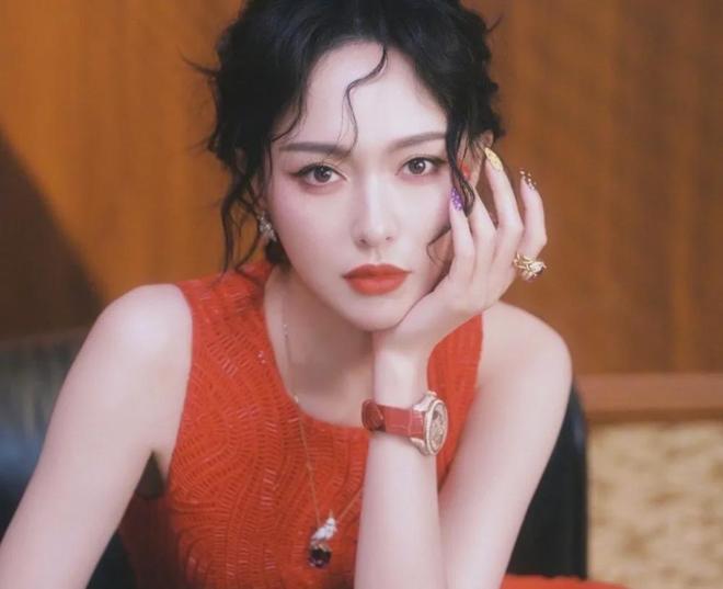 W盛典女明星杀疯了！热巴杨幂比拼顶奢高定刘诗诗资源不如唐嫣(图14)