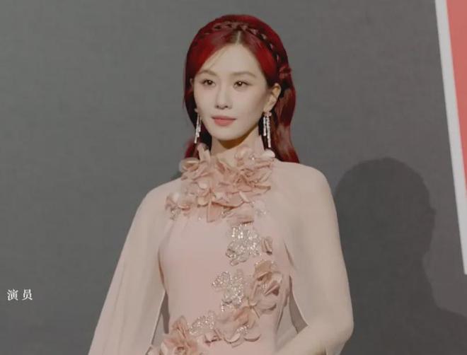 W盛典女明星杀疯了！热巴杨幂比拼顶奢高定刘诗诗资源不如唐嫣(图16)