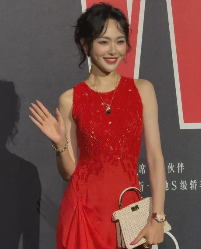 W盛典女明星杀疯了！热巴杨幂比拼顶奢高定刘诗诗资源不如唐嫣(图15)