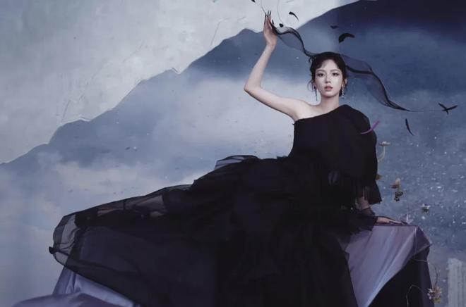 W盛典女明星杀疯了！热巴杨幂比拼顶奢高定刘诗诗资源不如唐嫣(图20)