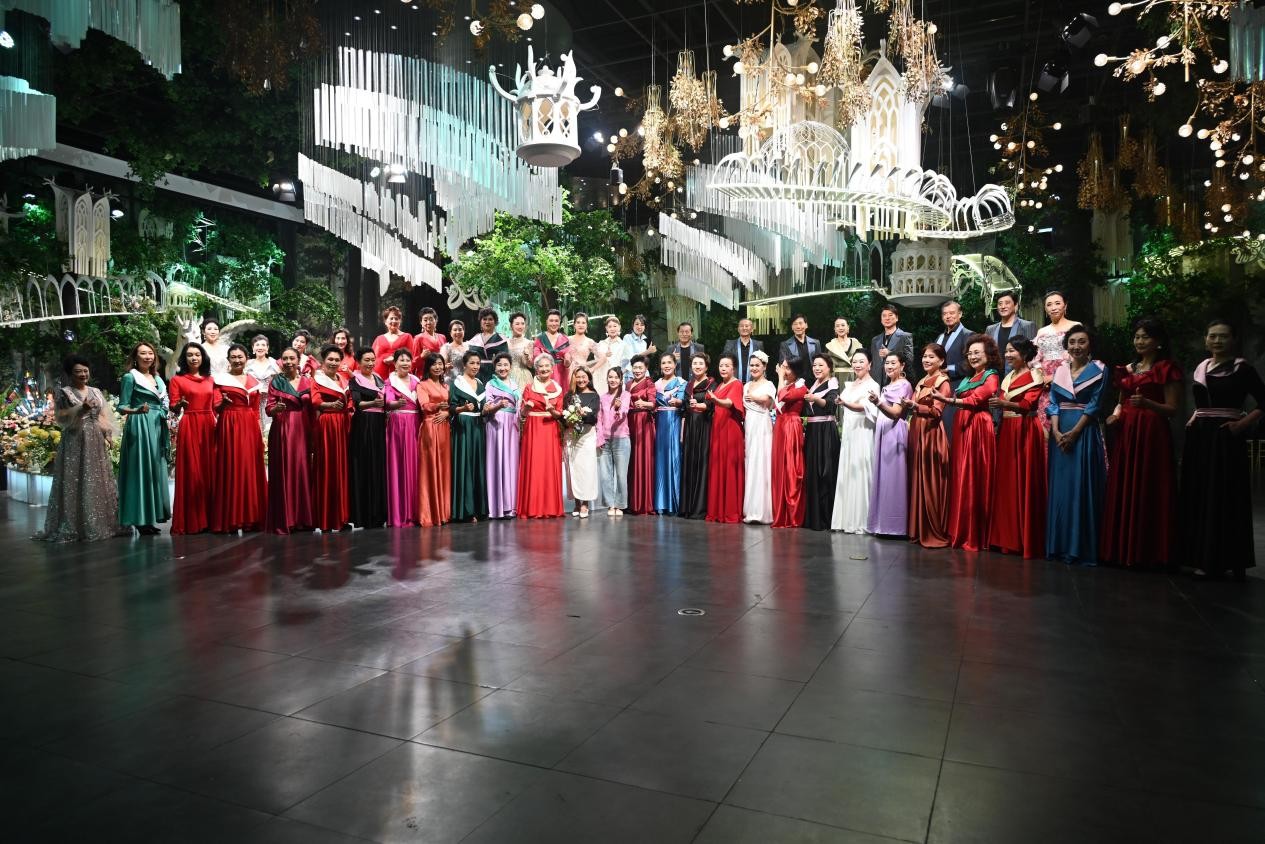 银发逐梦正当时：中老年时尚走秀点亮精神新生活