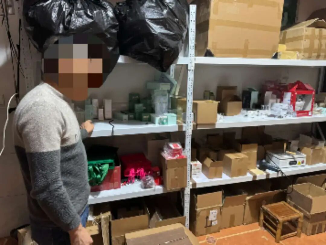 开设多家网店低价销售假冒品牌化妆品10人获刑