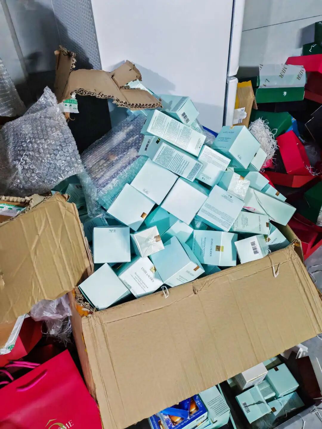 开设多家网店低价销售假冒品牌化妆品10人获刑(图3)