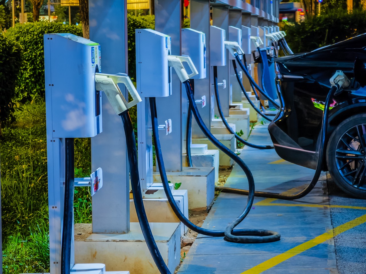 各地超充建设提速 以后充电能否像加油一样方便？