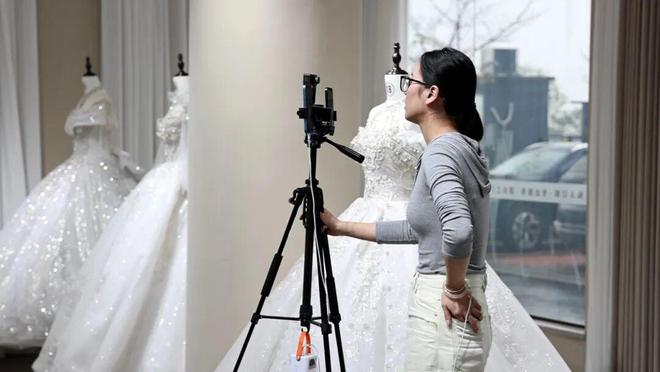 全球每10件中高端定制礼服就有1件来自六安丁集(图2)