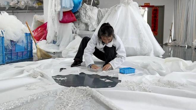 全球每10件中高端定制礼服就有1件来自六安丁集(图3)