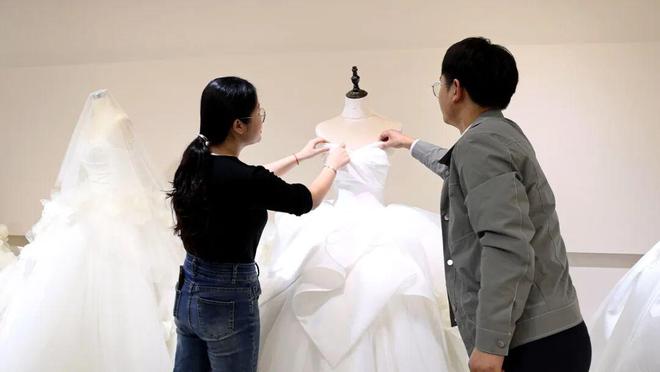 全球每10件中高端定制礼服就有1件来自六安丁集(图4)