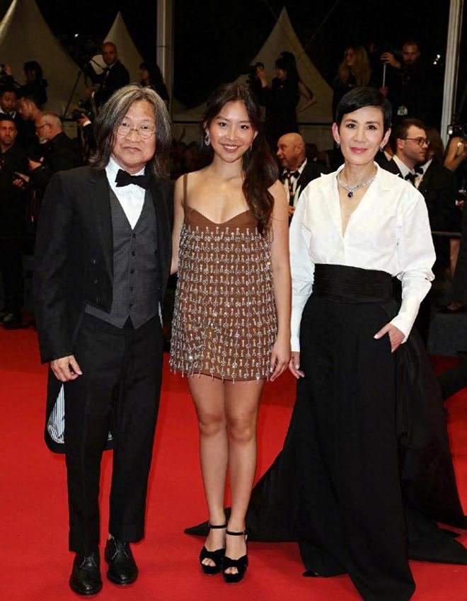 陈可辛吴君如19岁女儿参加巴黎名媛舞会张艺谋女儿等人也参加过