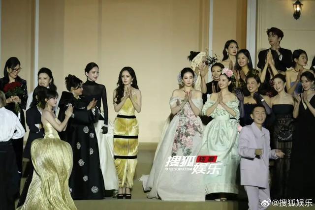 ELLE风尚盛典秒变菜市场有人摔倒、有人调侃内涵状况百出