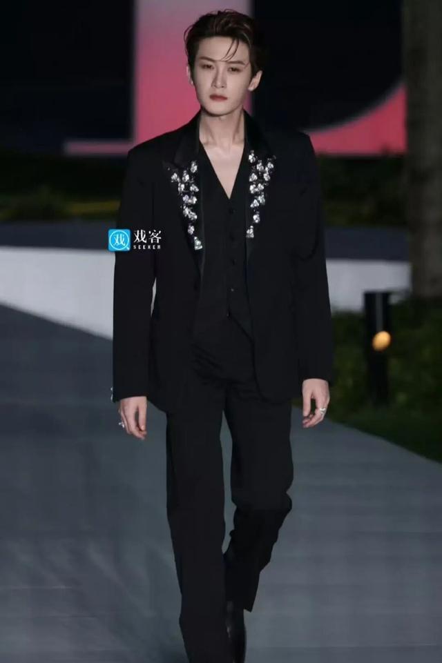 ELLE风尚盛典秒变菜市场有人摔倒、有人调侃内涵状况百出(图8)