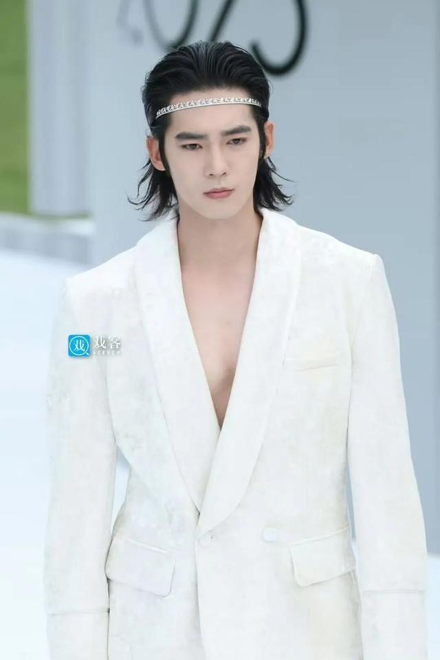 ELLE风尚盛典秒变菜市场有人摔倒、有人调侃内涵状况百出(图10)