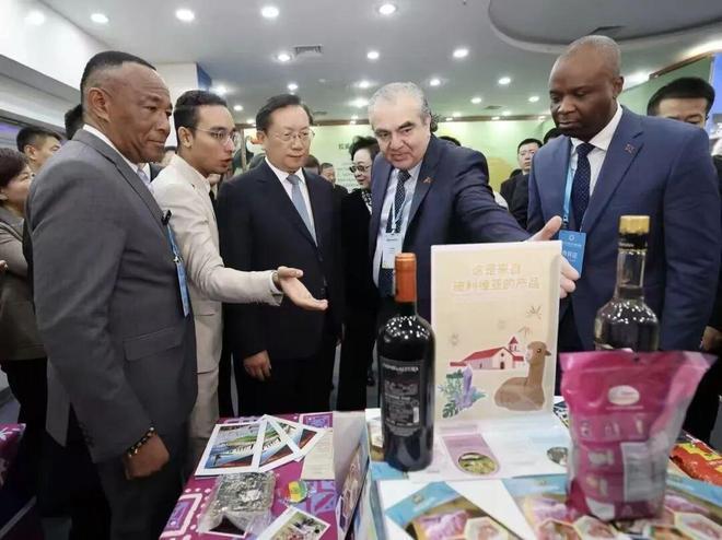 卓尔11月｜汉交会贸通天下 华中10型领航智能制造科技