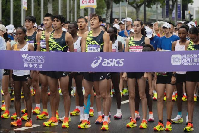 一年吸金330亿低调跑鞋卖爆中国