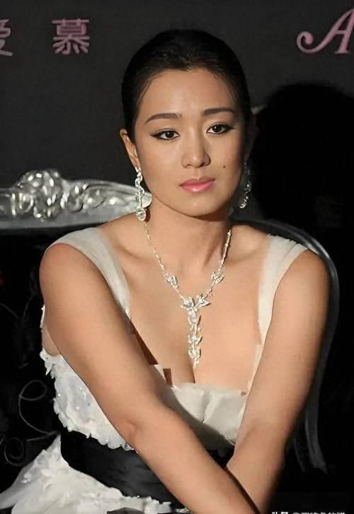 巩俐：墨绿丝绒裙稳站C位手握双奢代言这才是顶流天花板