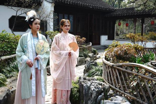 马达加斯加姑娘为一朵牡丹“打飞的”上海把赏花经济做成“城市名片”(图1)