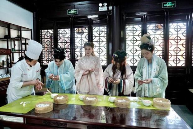 马达加斯加姑娘为一朵牡丹“打飞的”上海把赏花经济做成“城市名片”(图2)