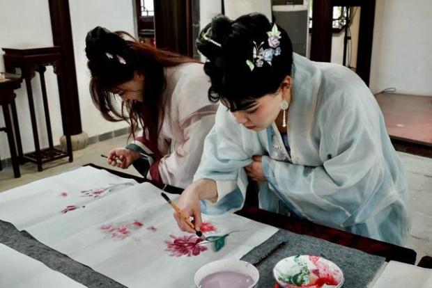 马达加斯加姑娘为一朵牡丹“打飞的”上海把赏花经济做成“城市名片”(图3)