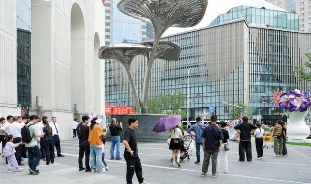 马达加斯加姑娘为一朵牡丹“打飞的”上海把赏花经济做成“城市名片”(图6)