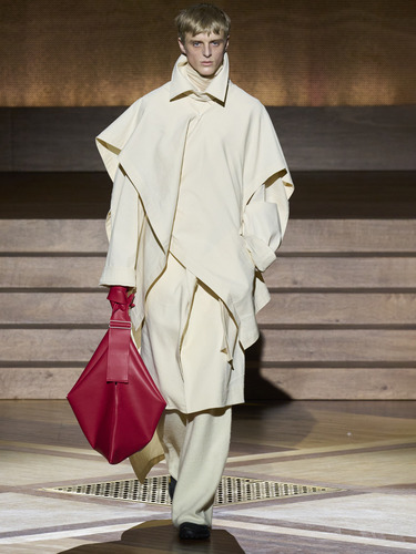 私人空间站访客制服揭晓：告别短裤T恤迎接定制宇航服与腕表