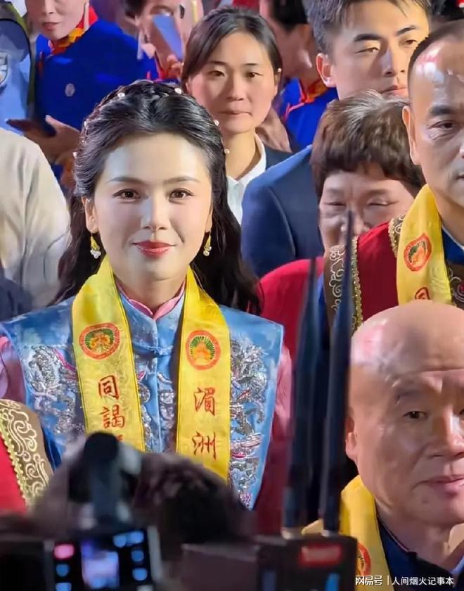 自带气场！刘涛赴湄洲岛为妈祖庆生守夜祈福端庄温柔(图1)