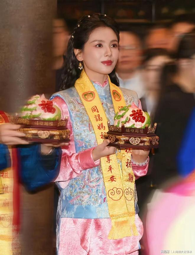 自带气场！刘涛赴湄洲岛为妈祖庆生守夜祈福端庄温柔(图2)