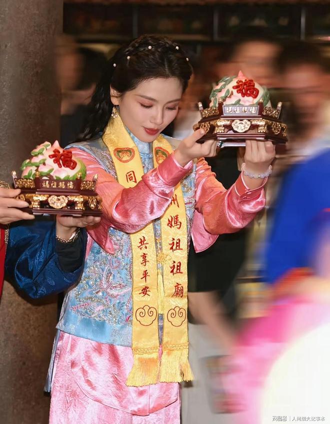 自带气场！刘涛赴湄洲岛为妈祖庆生守夜祈福端庄温柔(图3)