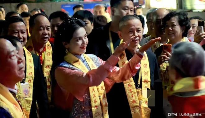 自带气场！刘涛赴湄洲岛为妈祖庆生守夜祈福端庄温柔(图8)