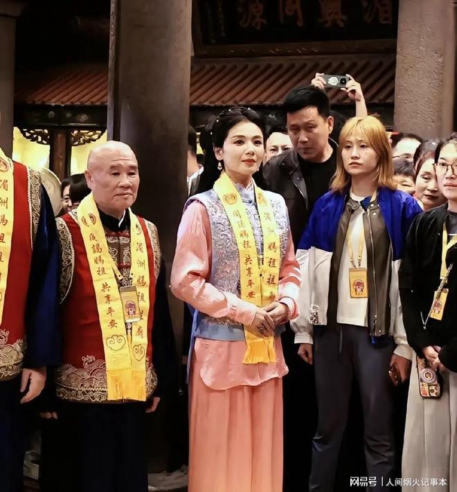 自带气场！刘涛赴湄洲岛为妈祖庆生守夜祈福端庄温柔(图9)
