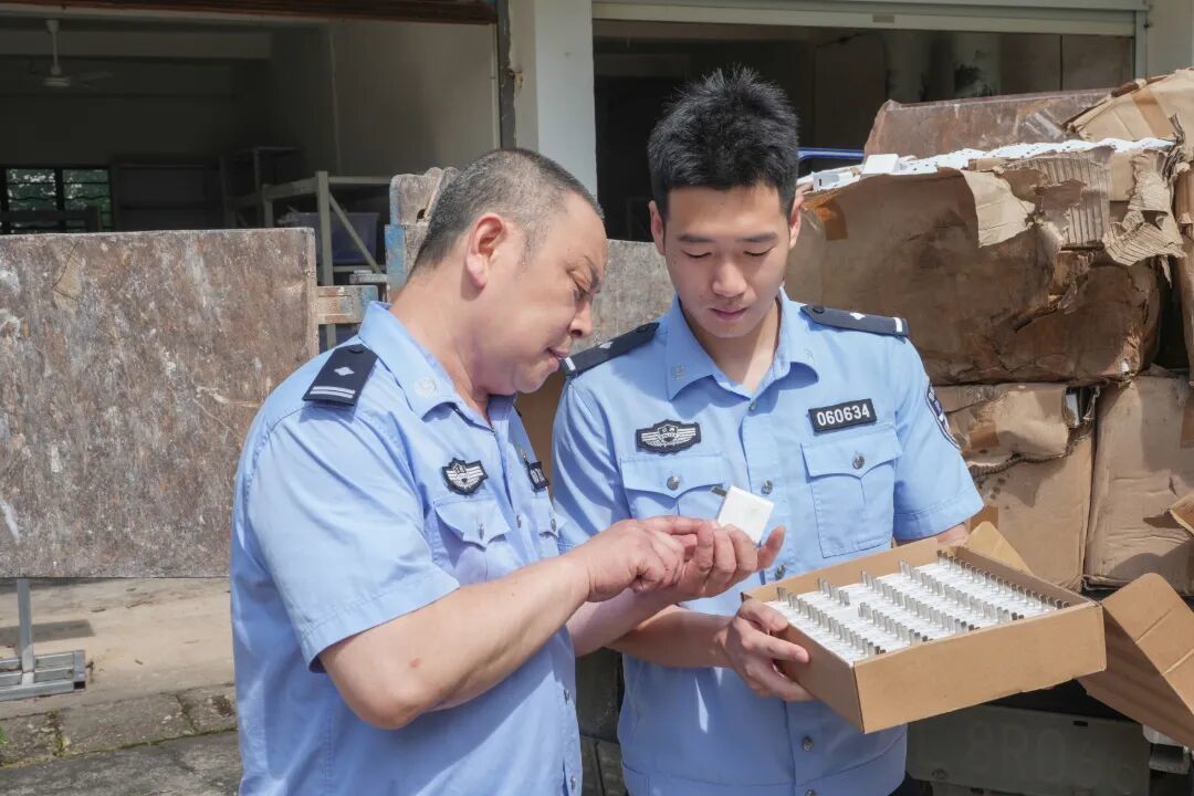 鹰潭月湖公安集中销毁16000个假劣电子产品配件涉案金额超2000万元(图1)