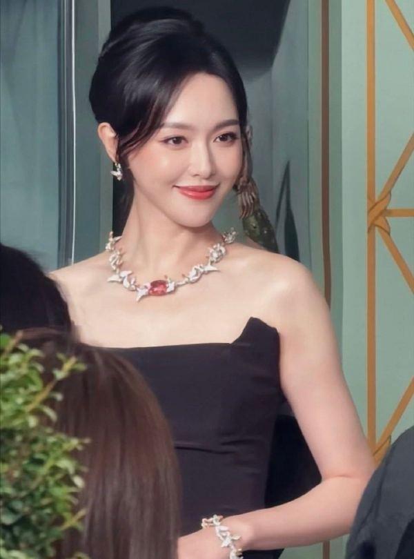 唐嫣盘发抹胸黑裙好优雅 高珠美人的从容魅力(图1)