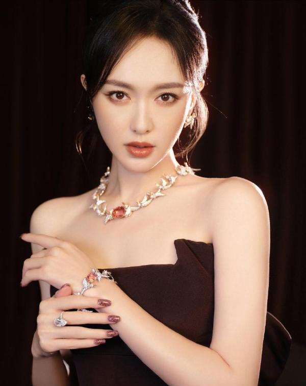 唐嫣盘发抹胸黑裙好优雅 高珠美人的从容魅力(图3)